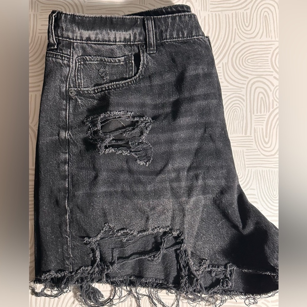 NWOT American Eagle Black distressed mom short